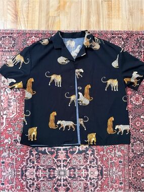 Black Short-Sleeve Cropped Button Shirt with Leopards